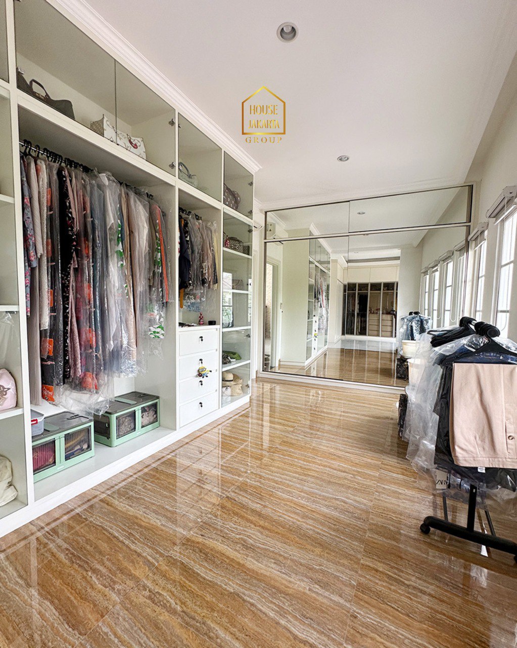 HS1972 FOR SALE: Rumah Mewah Nuansa Villa 2 Lantai JAGAKARSA. Ada Swimming Pool dan Taman. Lantai Marmer. Lingkungan Tenang dan Rindang