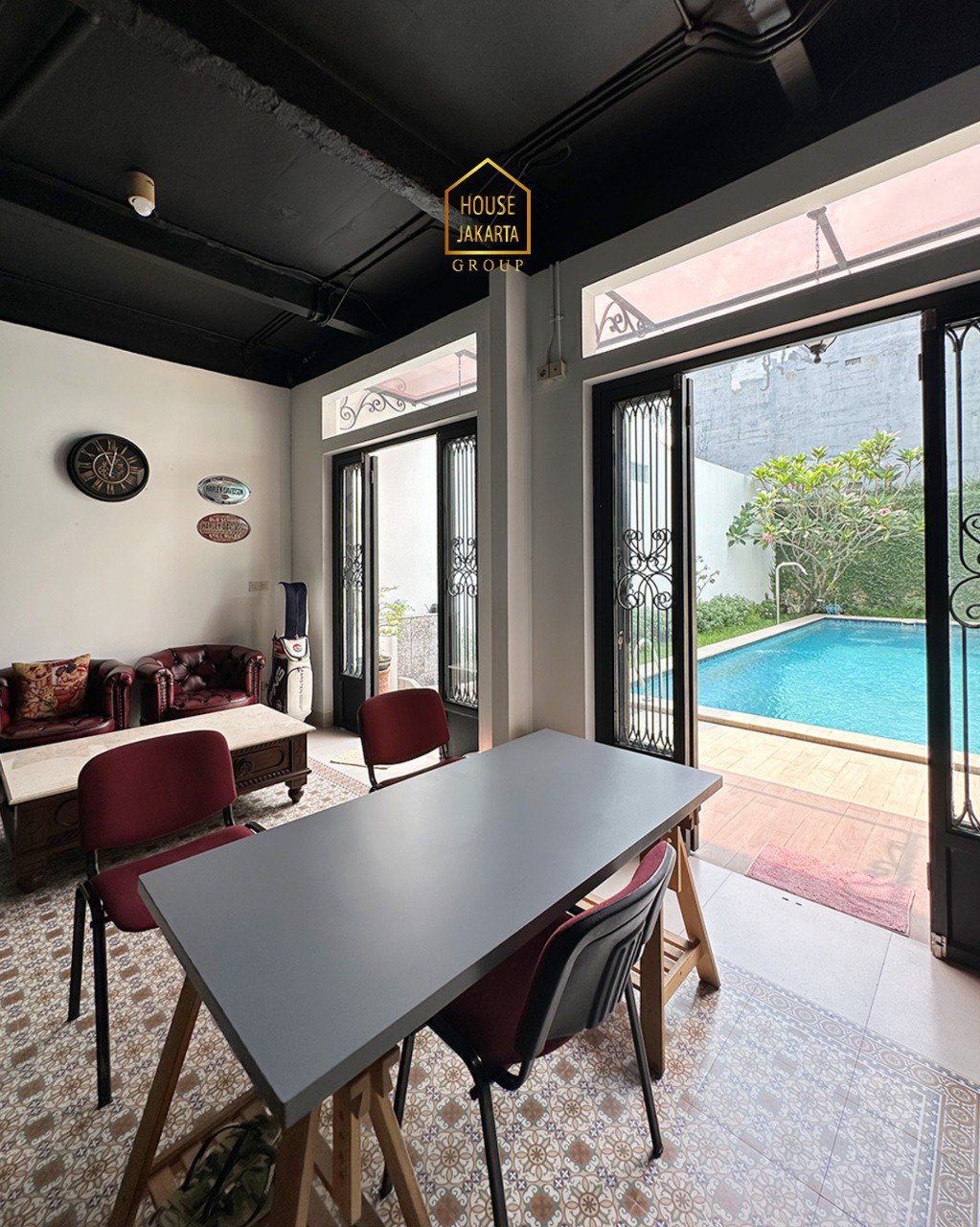 HS1972 FOR SALE: Rumah Mewah Nuansa Villa 2 Lantai JAGAKARSA. Ada Swimming Pool dan Taman. Lantai Marmer. Lingkungan Tenang dan Rindang