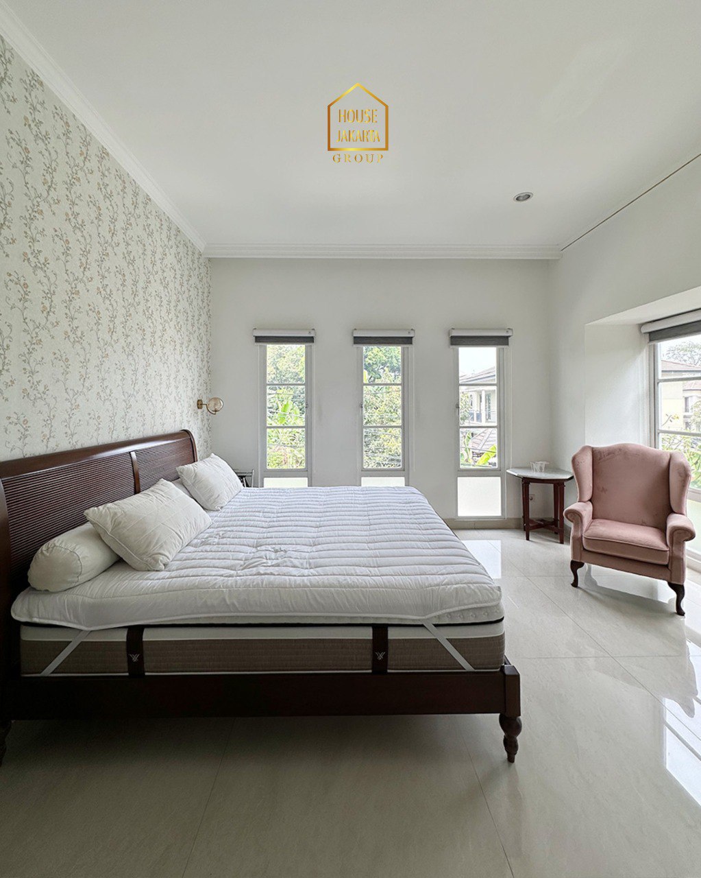 HS1972 FOR SALE: Rumah Mewah Nuansa Villa 2 Lantai JAGAKARSA. Ada Swimming Pool dan Taman. Lantai Marmer. Lingkungan Tenang dan Rindang