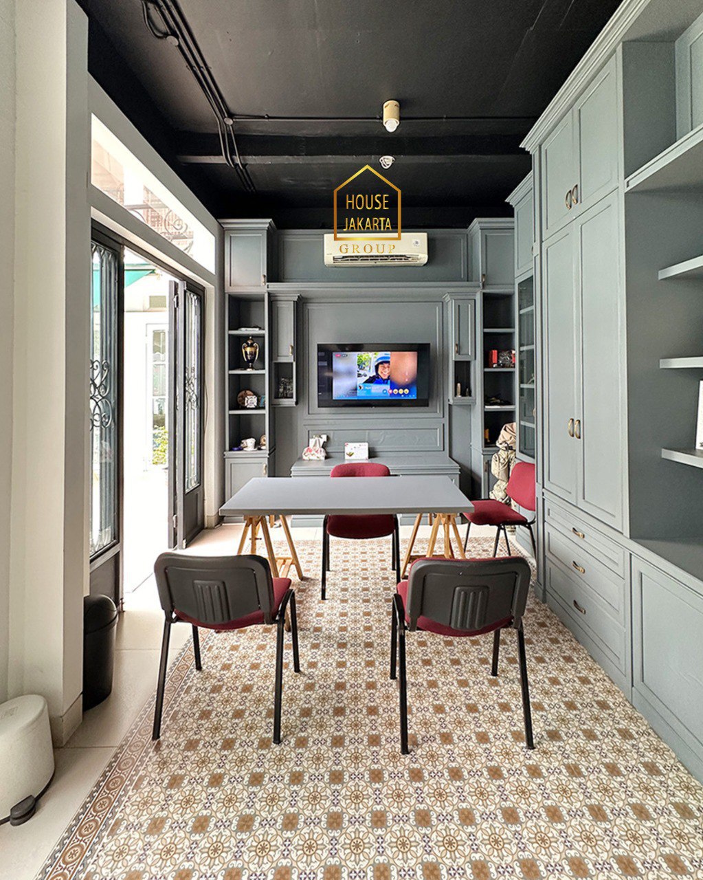 HS1972 FOR SALE: Rumah Mewah Nuansa Villa 2 Lantai JAGAKARSA. Ada Swimming Pool dan Taman. Lantai Marmer. Lingkungan Tenang dan Rindang