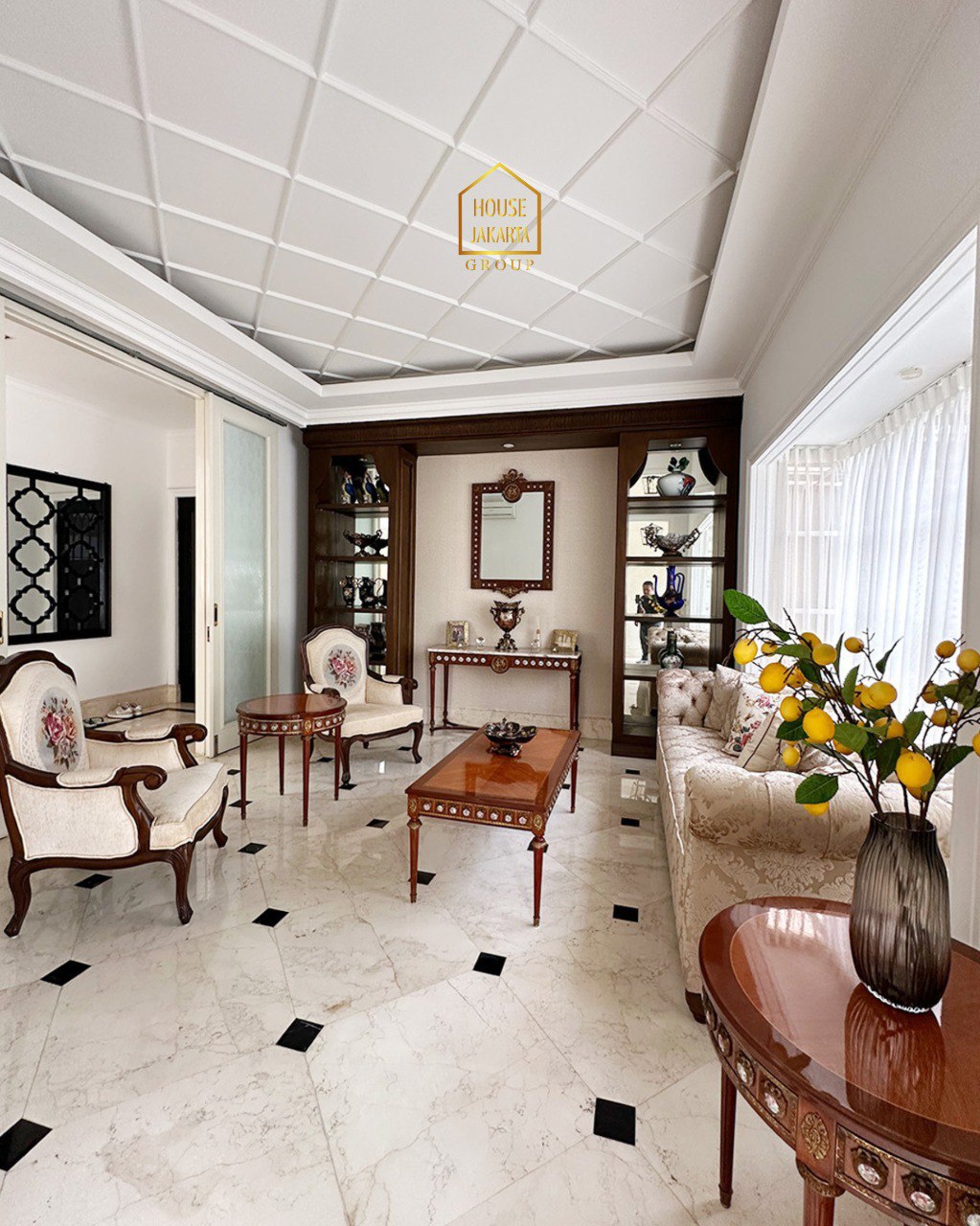 HS1972 FOR SALE: Rumah Mewah Nuansa Villa 2 Lantai JAGAKARSA. Ada Swimming Pool dan Taman. Lantai Marmer. Lingkungan Tenang dan Rindang