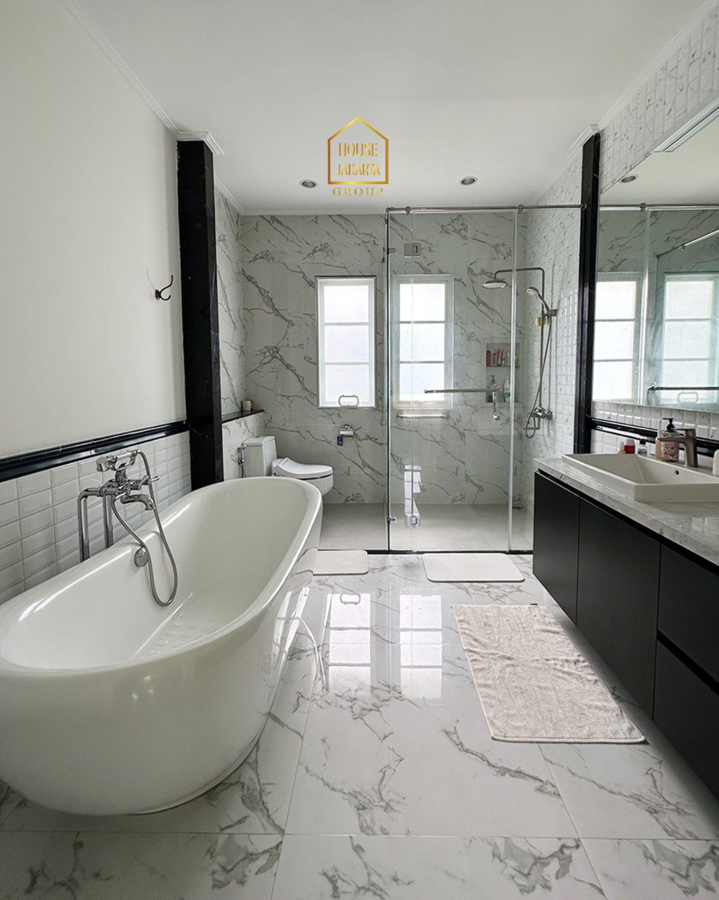 HS1972 FOR SALE: Rumah Mewah Nuansa Villa 2 Lantai JAGAKARSA. Ada Swimming Pool dan Taman. Lantai Marmer. Lingkungan Tenang dan Rindang