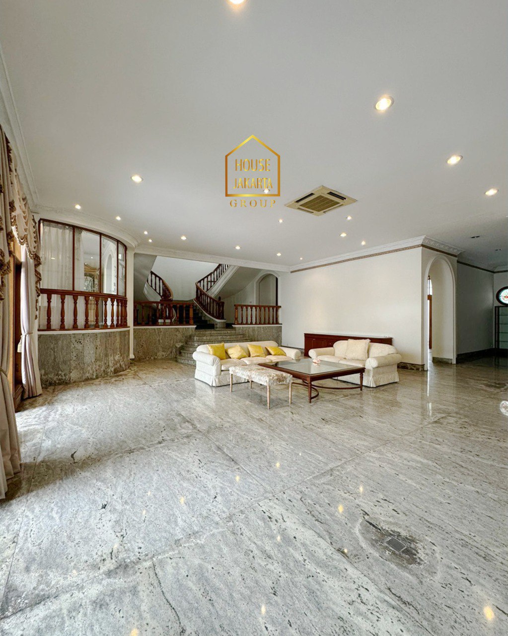 HS1980 FOR SALE: PERMATA HIJAU. European Classic House 2 Lantai. Semi Furnished. Ada Swimming Pool dan Taman.  Lokasi Exclusive Dan Jalan Lebar. Garasi + Carport: 8 Mobil