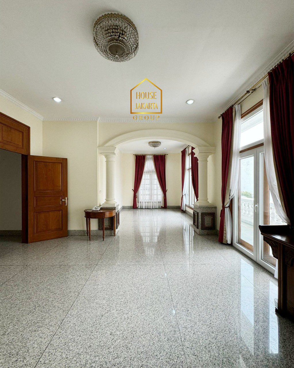 HS1980 FOR SALE: PERMATA HIJAU. European Classic House 2 Lantai. Semi Furnished. Ada Swimming Pool dan Taman.  Lokasi Exclusive Dan Jalan Lebar. Garasi + Carport: 8 Mobil