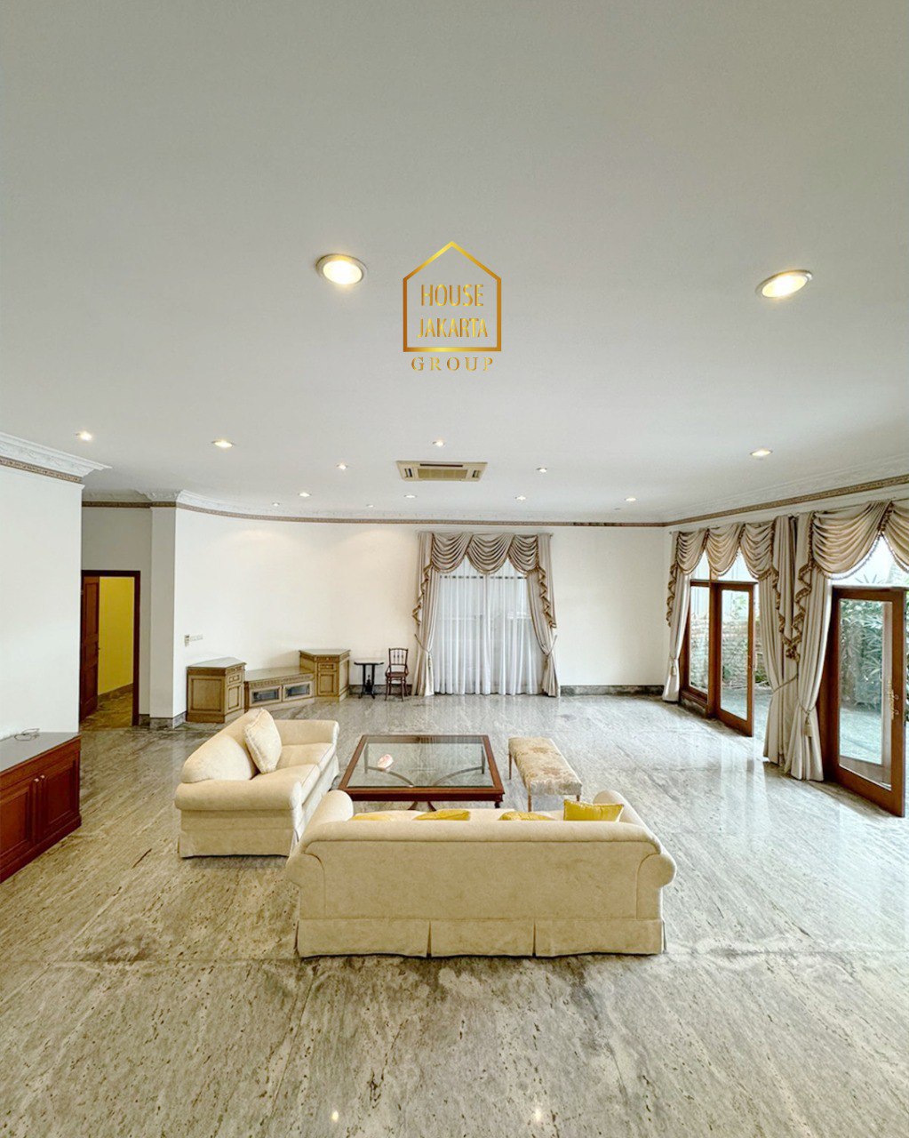 HS1980 FOR SALE: PERMATA HIJAU. European Classic House 2 Lantai. Semi Furnished. Ada Swimming Pool dan Taman.  Lokasi Exclusive Dan Jalan Lebar. Garasi + Carport: 8 Mobil