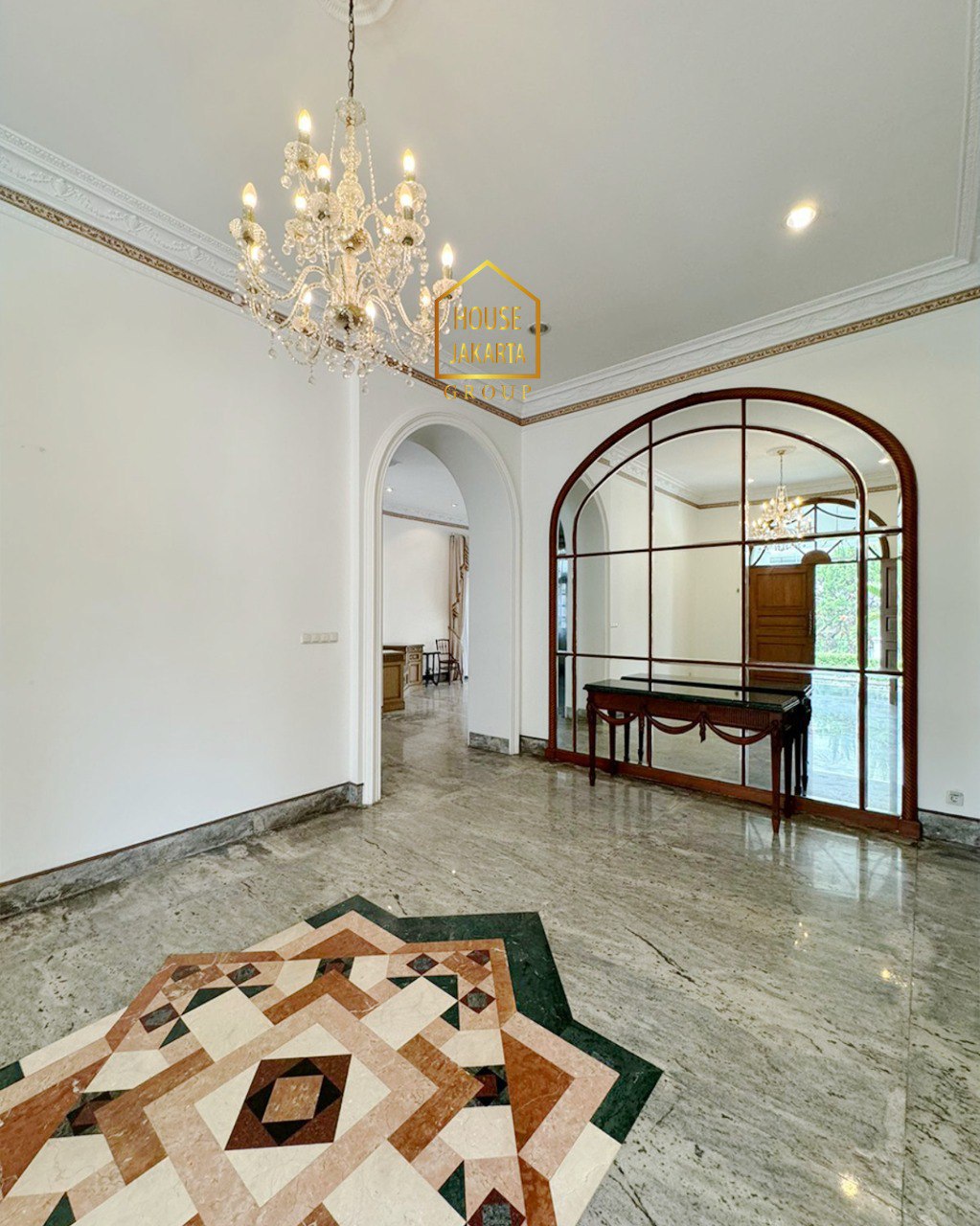 HS1980 FOR SALE: PERMATA HIJAU. European Classic House 2 Lantai. Semi Furnished. Ada Swimming Pool dan Taman.  Lokasi Exclusive Dan Jalan Lebar. Garasi + Carport: 8 Mobil