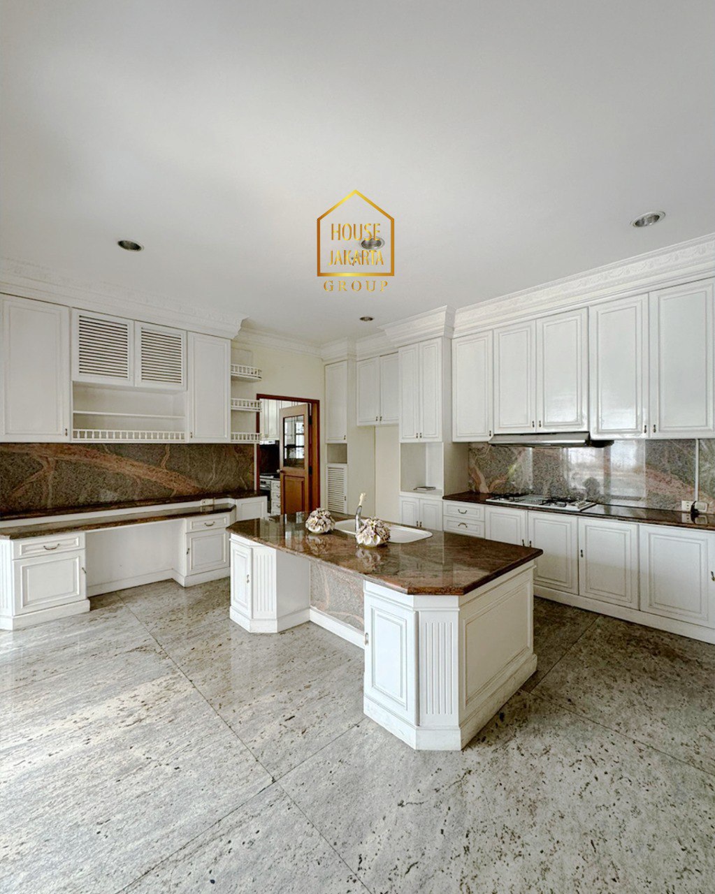 HS1980 FOR SALE: PERMATA HIJAU. European Classic House 2 Lantai. Semi Furnished. Ada Swimming Pool dan Taman.  Lokasi Exclusive Dan Jalan Lebar. Garasi + Carport: 8 Mobil