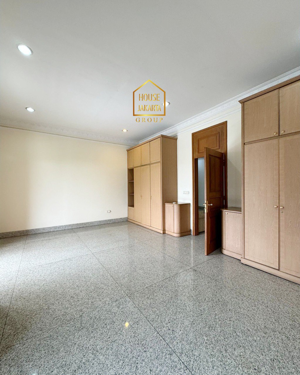 HS1980 FOR SALE: PERMATA HIJAU. European Classic House 2 Lantai. Semi Furnished. Ada Swimming Pool dan Taman.  Lokasi Exclusive Dan Jalan Lebar. Garasi + Carport: 8 Mobil