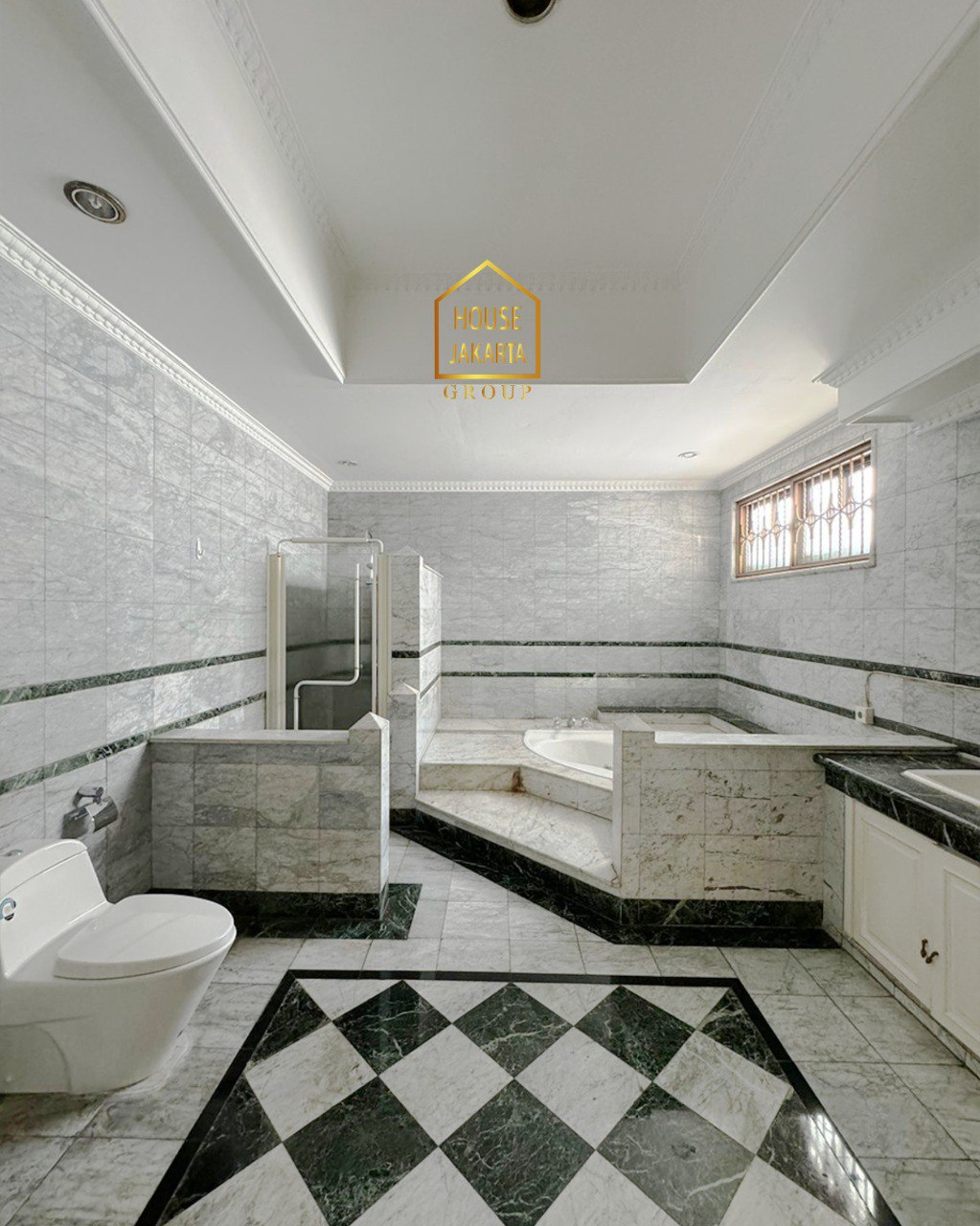 HS1980 FOR SALE: PERMATA HIJAU. European Classic House 2 Lantai. Semi Furnished. Ada Swimming Pool dan Taman.  Lokasi Exclusive Dan Jalan Lebar. Garasi + Carport: 8 Mobil