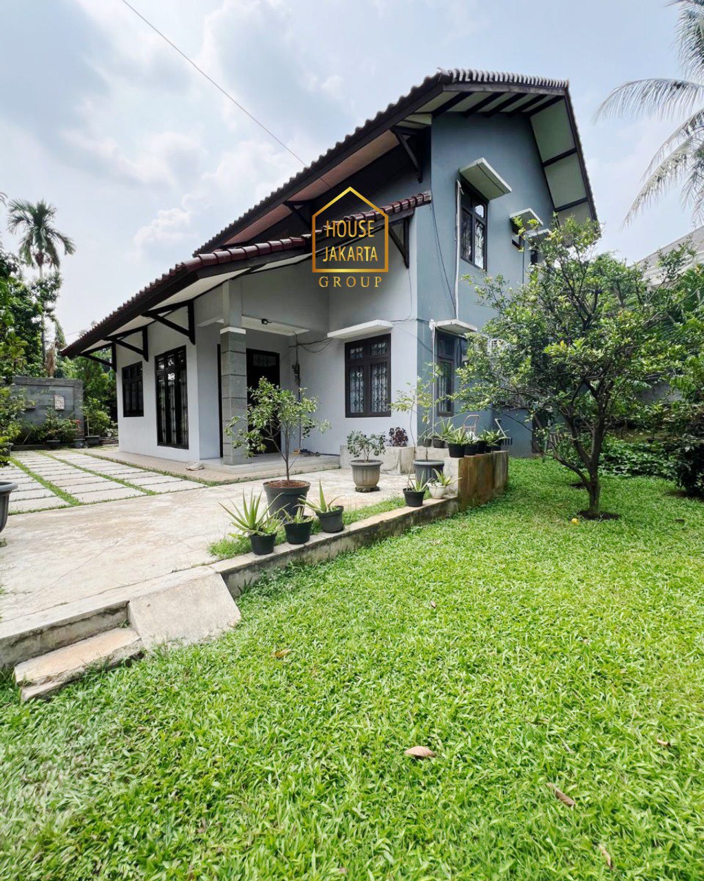 HS1982 FOR SALE: CILANDAK: 2 Bangunan Rumah dengan Kolam Renang dan Kebun Luas. Bentuk Tanah Ngantong. Srategis Belakang CItos. Bebas Banjir