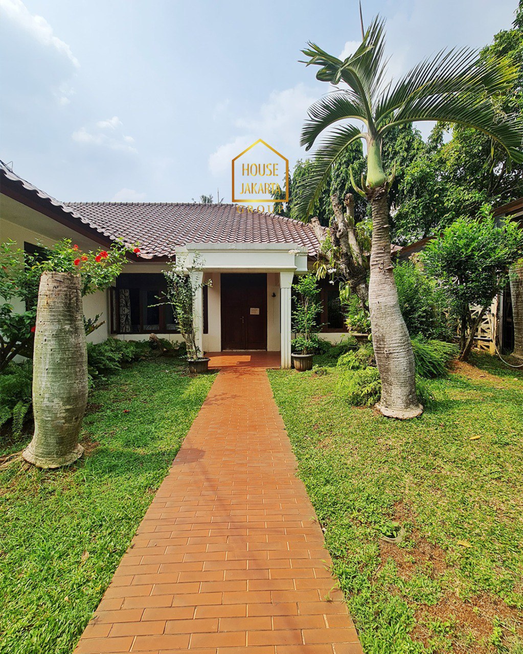 HS1982 FOR SALE: CILANDAK: 2 Bangunan Rumah dengan Kolam Renang dan Kebun Luas. Bentuk Tanah Ngantong. Srategis Belakang CItos. Bebas Banjir