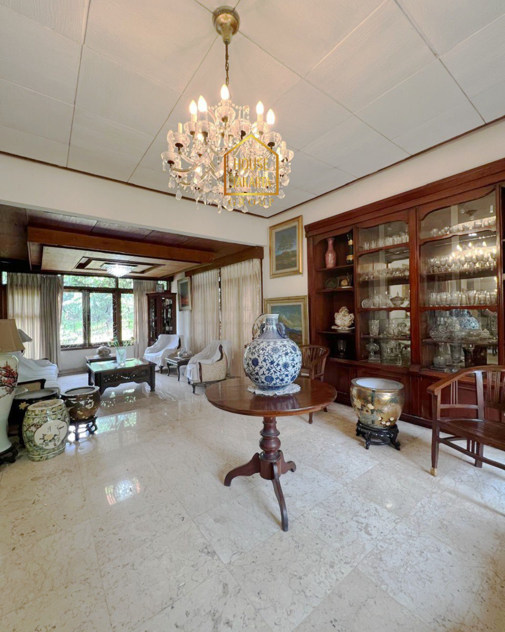 HS1982 FOR SALE: CILANDAK: 2 Bangunan Rumah dengan Kolam Renang dan Kebun Luas. Bentuk Tanah Ngantong. Srategis Belakang CItos. Bebas Banjir