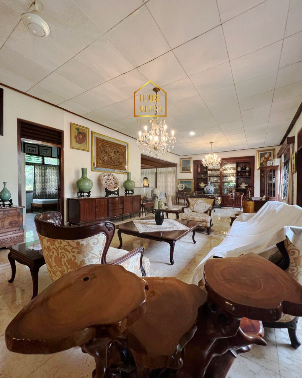 HS1982 FOR SALE: CILANDAK: 2 Bangunan Rumah dengan Kolam Renang dan Kebun Luas. Bentuk Tanah Ngantong. Srategis Belakang CItos. Bebas Banjir