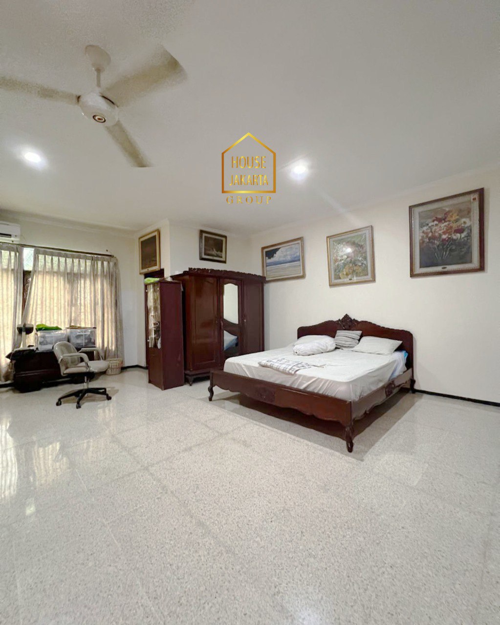 HS1982 FOR SALE: CILANDAK: 2 Bangunan Rumah dengan Kolam Renang dan Kebun Luas. Bentuk Tanah Ngantong. Srategis Belakang CItos. Bebas Banjir