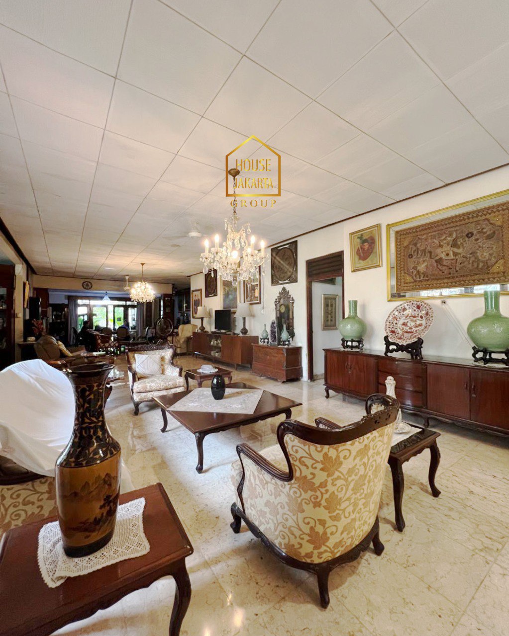 HS1982 FOR SALE: CILANDAK: 2 Bangunan Rumah dengan Kolam Renang dan Kebun Luas. Bentuk Tanah Ngantong. Srategis Belakang CItos. Bebas Banjir