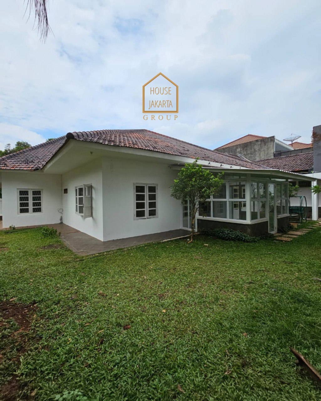 HS1984 TURUN HARGA KEBAYORAN BARU. Rumah Siap Huni Depan Taman. Lingkungan Tenang. Area Elite Dekat Senayan & SCBD