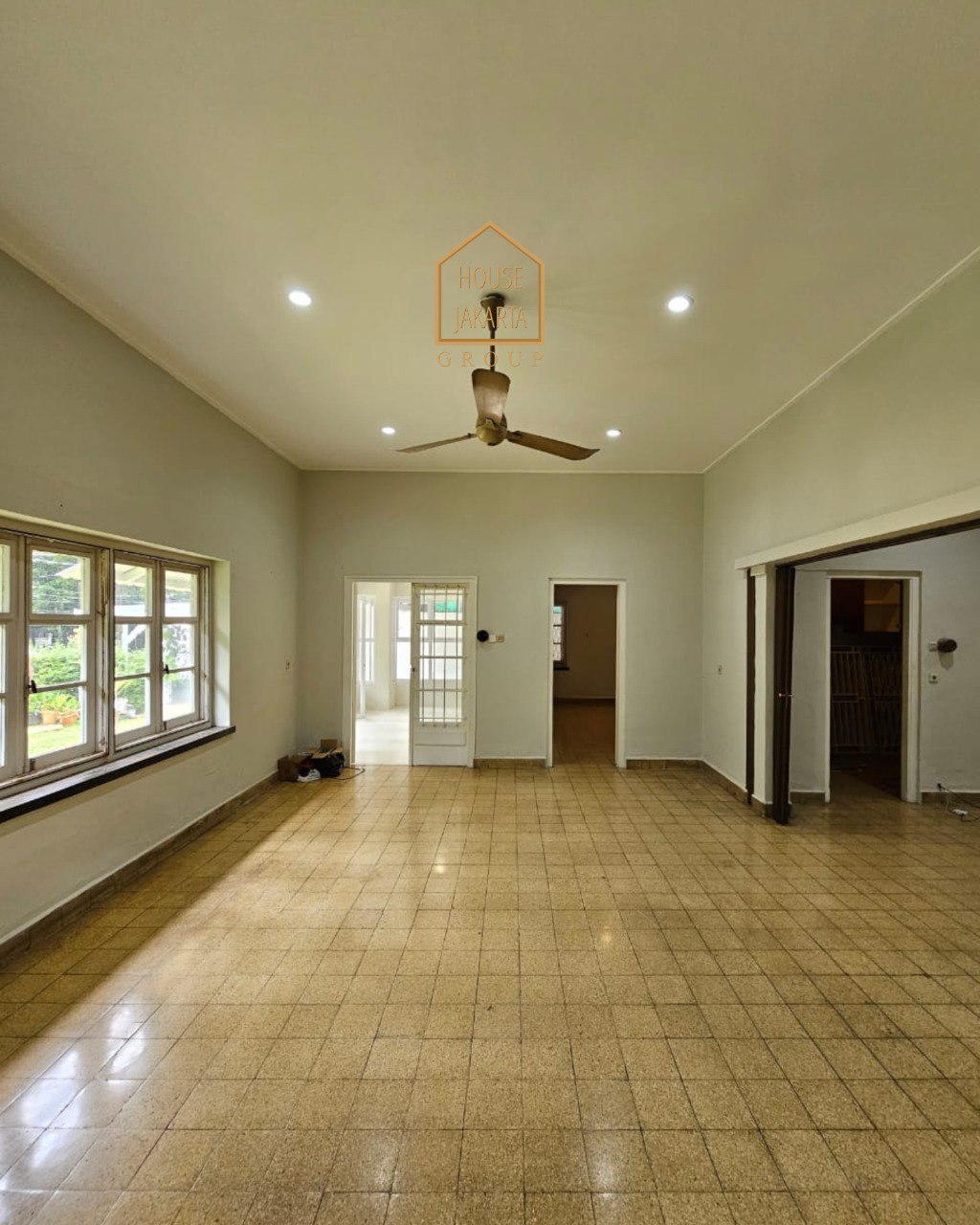 HS1984 TURUN HARGA KEBAYORAN BARU. Rumah Siap Huni Depan Taman. Lingkungan Tenang. Area Elite Dekat Senayan & SCBD