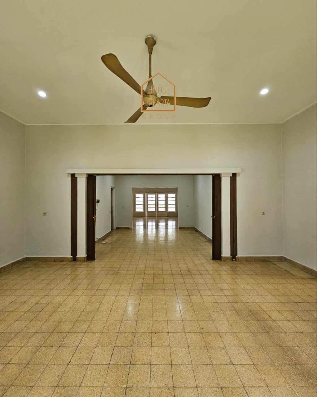 HS1984 TURUN HARGA KEBAYORAN BARU. Rumah Siap Huni Depan Taman. Lingkungan Tenang. Area Elite Dekat Senayan & SCBD