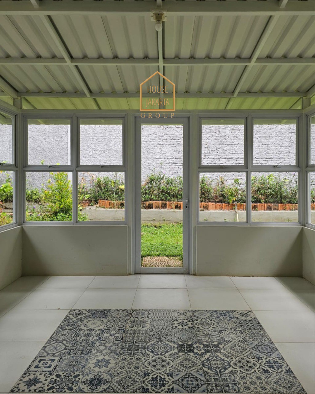 HS1984 TURUN HARGA KEBAYORAN BARU. Rumah Siap Huni Depan Taman. Lingkungan Tenang. Area Elite Dekat Senayan & SCBD