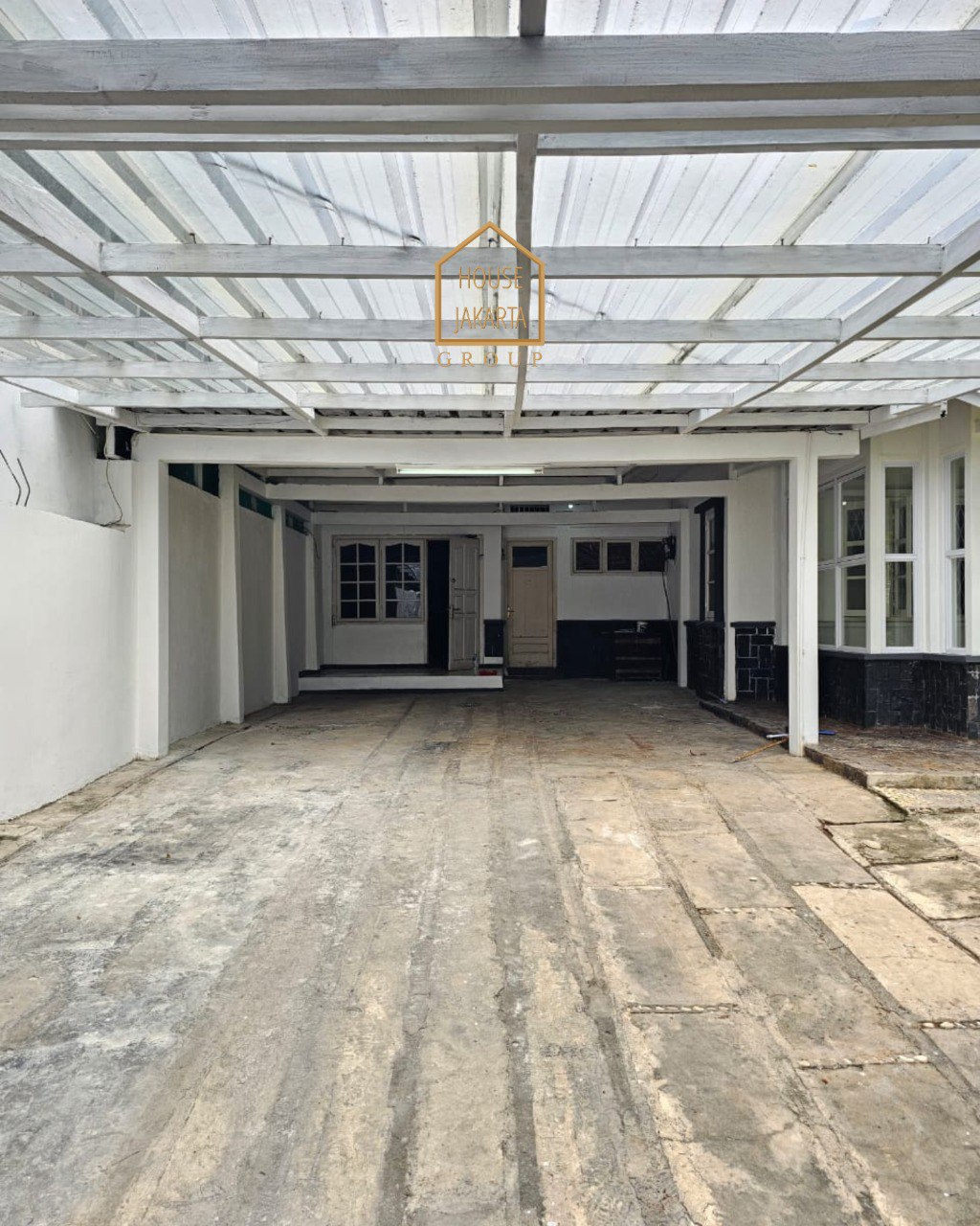 HS1984 TURUN HARGA KEBAYORAN BARU. Rumah Siap Huni Depan Taman. Lingkungan Tenang. Area Elite Dekat Senayan & SCBD