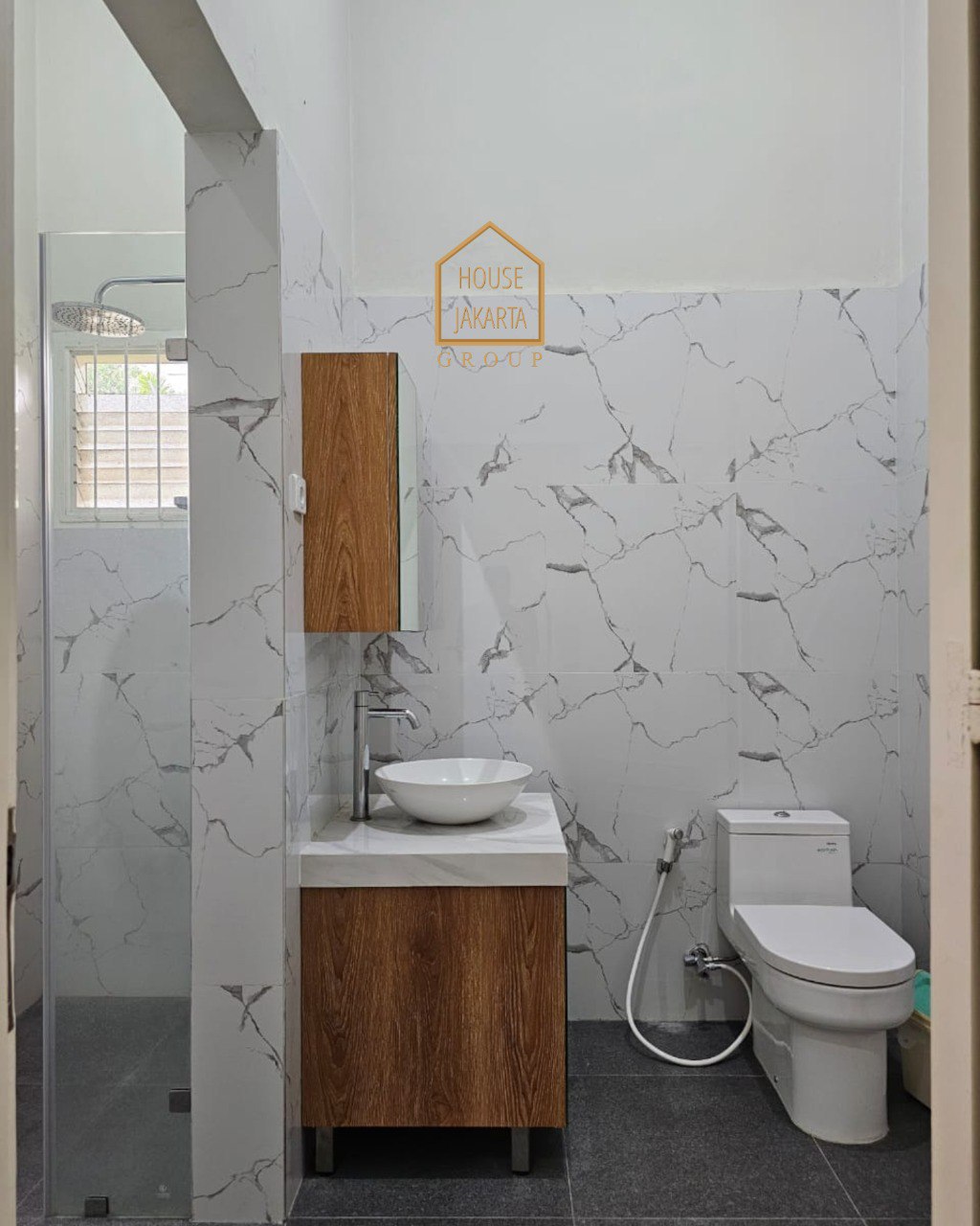 HS1984 TURUN HARGA KEBAYORAN BARU. Rumah Siap Huni Depan Taman. Lingkungan Tenang. Area Elite Dekat Senayan & SCBD