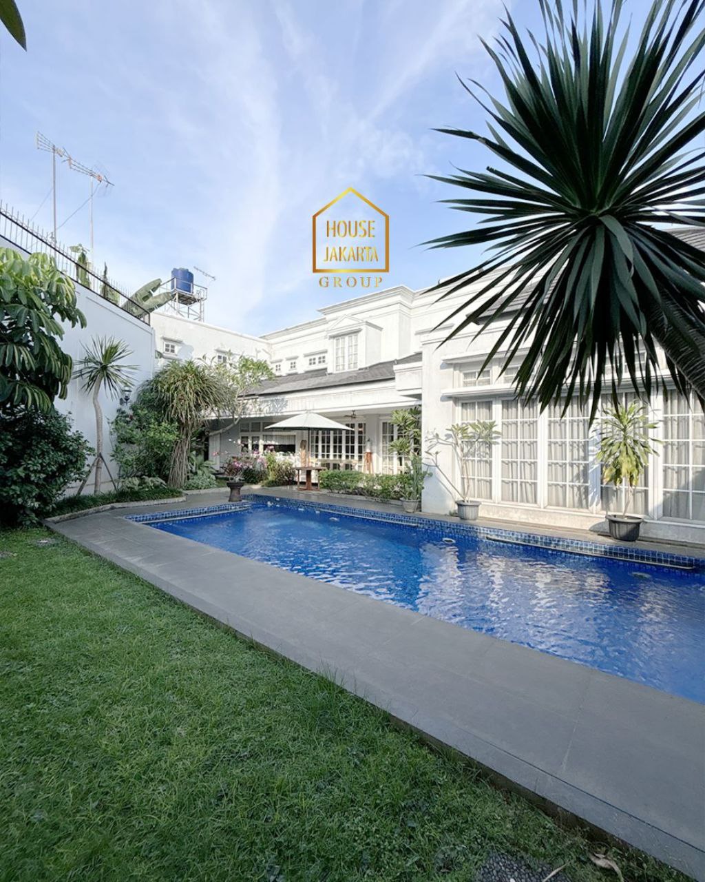 HS1985  FOR SALE: Rumah KEMANG Luxury Modern Classic House, Semi Furnished di Dalam Private Cluster. Ada Swimming Pool dan Taman yang Luas