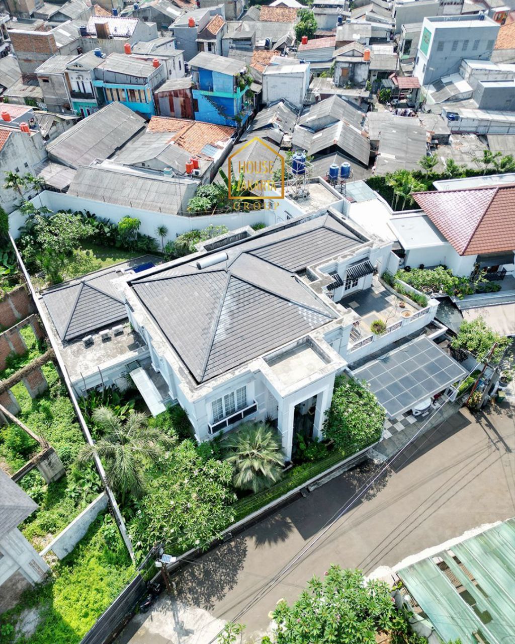 HS1985  FOR SALE: Rumah KEMANG Luxury Modern Classic House, Semi Furnished di Dalam Private Cluster. Ada Swimming Pool dan Taman yang Luas