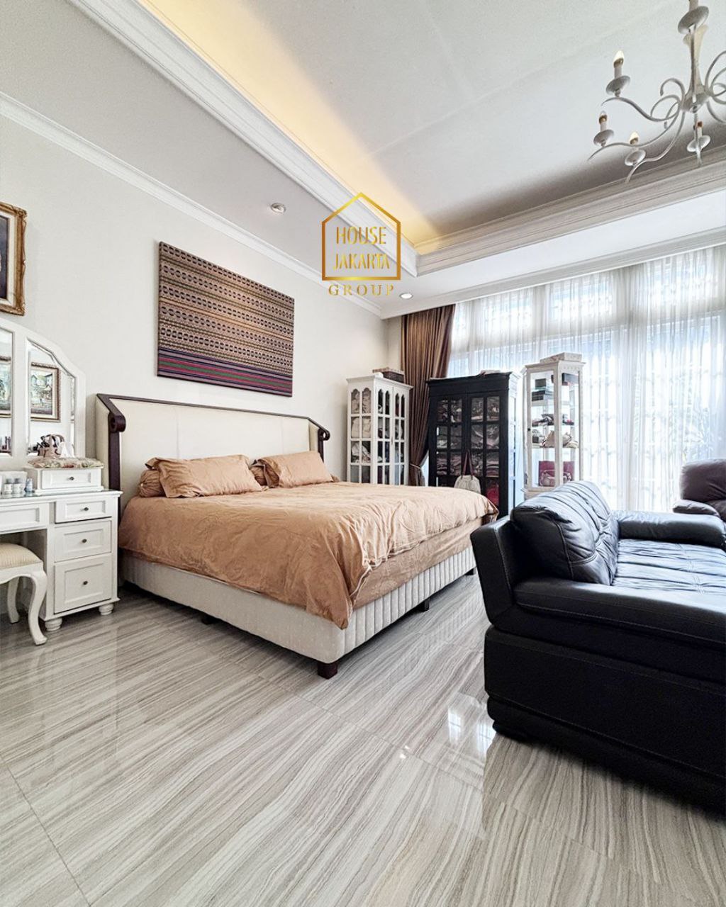 HS1985  FOR SALE: Rumah KEMANG Luxury Modern Classic House, Semi Furnished di Dalam Private Cluster. Ada Swimming Pool dan Taman yang Luas