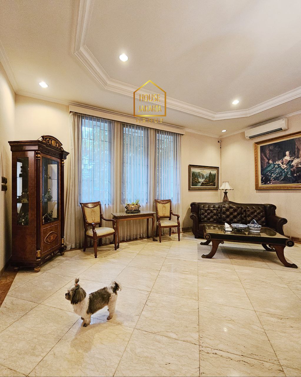 CS1986 FOR SALE: KEBAYORAN BARU. Rumah Komersial 2 Lantai Siap Huni, Pinggir Jalan Utama. Cocok untuk Resto atau Usaha. Carport 10 - 12 Mobil