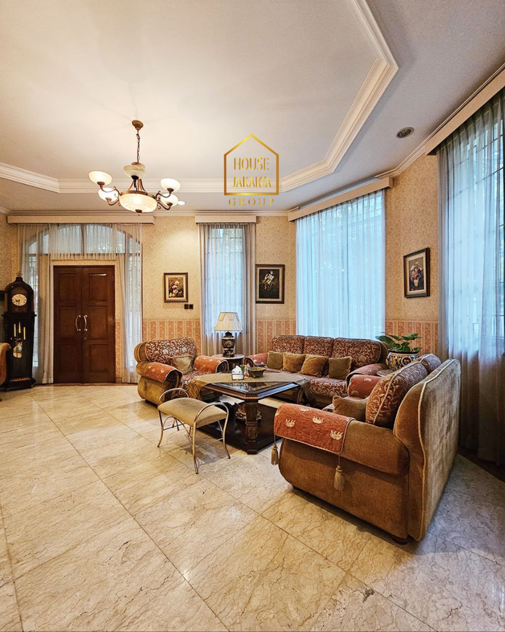 CS1986 FOR SALE: KEBAYORAN BARU. Rumah Komersial 2 Lantai Siap Huni, Pinggir Jalan Utama. Cocok untuk Resto atau Usaha. Carport 10 - 12 Mobil