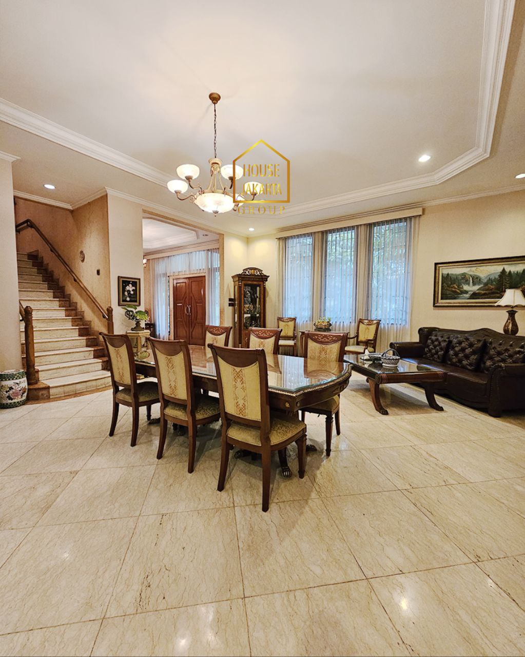 CS1986 FOR SALE: KEBAYORAN BARU. Rumah Komersial 2 Lantai Siap Huni, Pinggir Jalan Utama. Cocok untuk Resto atau Usaha. Carport 10 - 12 Mobil