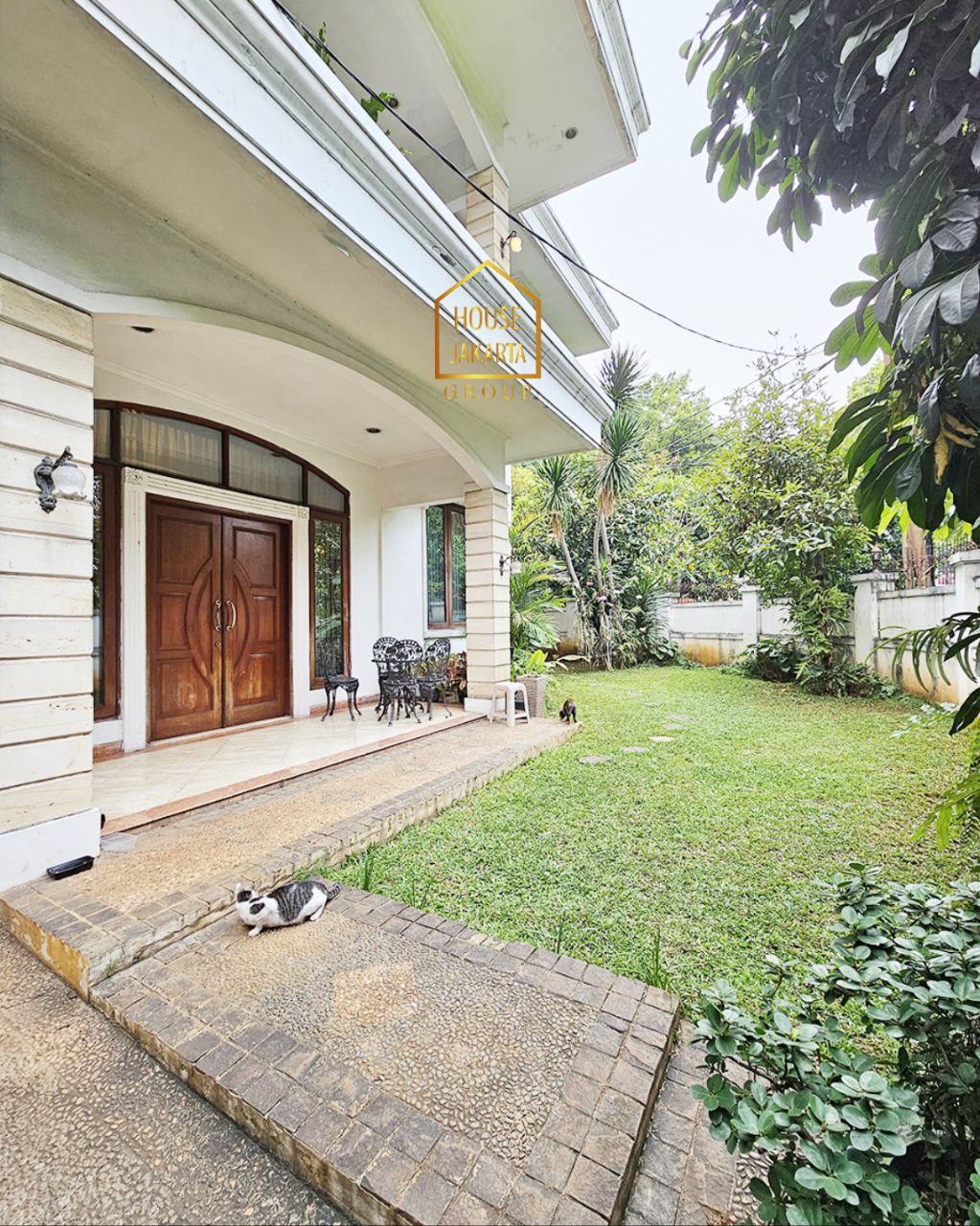 CS1986 FOR SALE: KEBAYORAN BARU. Rumah Komersial 2 Lantai Siap Huni, Pinggir Jalan Utama. Cocok untuk Resto atau Usaha. Carport 10 - 12 Mobil