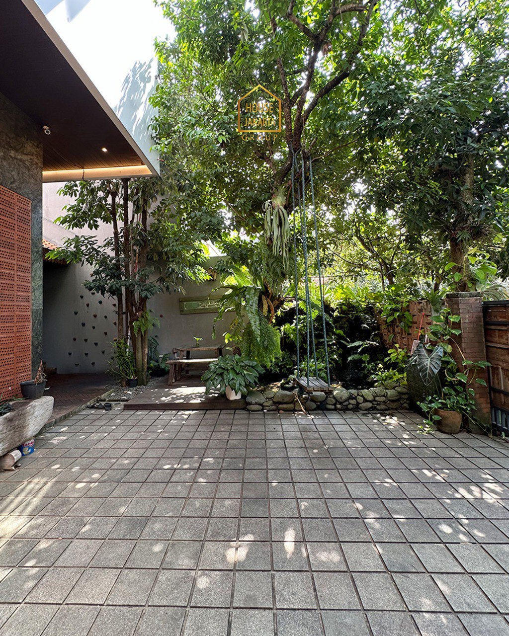 HS1987 FOR SALE: JAGAKARSA. Rumah Modern Minimalis 2,5 Lantai + Rooftop. Semi Furnished. Taman Asri. Lingkungan  Tenang. Hadap Timur