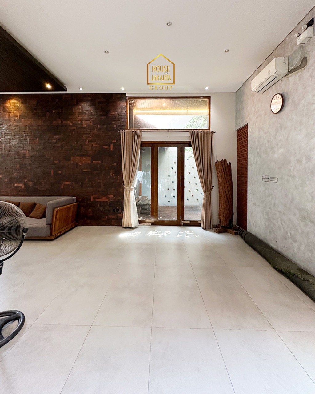 HS1987 FOR SALE: JAGAKARSA. Rumah Modern Minimalis 2,5 Lantai + Rooftop. Semi Furnished. Taman Asri. Lingkungan  Tenang. Hadap Timur