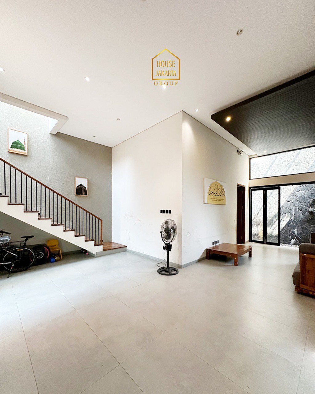 HS1987 FOR SALE: JAGAKARSA. Rumah Modern Minimalis 2,5 Lantai + Rooftop. Semi Furnished. Taman Asri. Lingkungan  Tenang. Hadap Timur