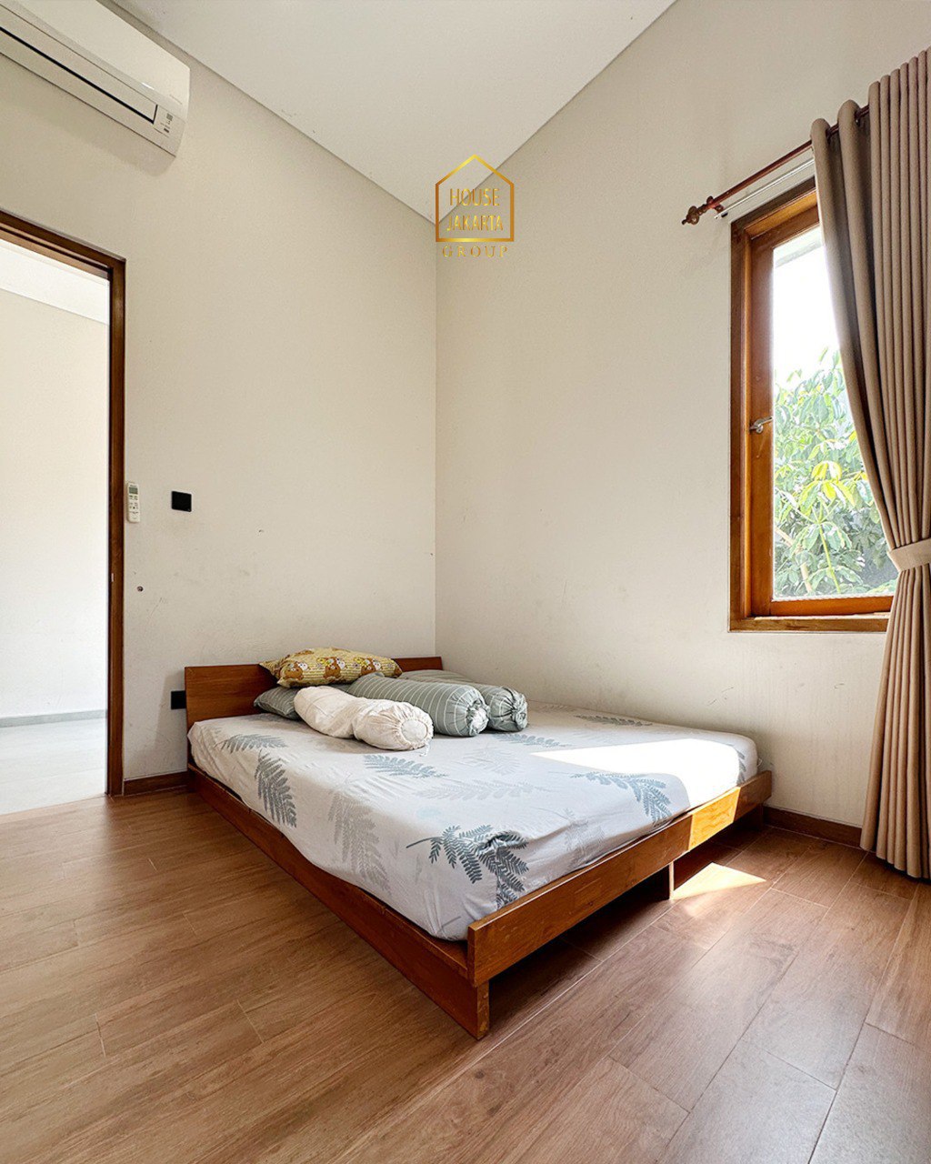 HS1987 FOR SALE: JAGAKARSA. Rumah Modern Minimalis 2,5 Lantai + Rooftop. Semi Furnished. Taman Asri. Lingkungan  Tenang. Hadap Timur