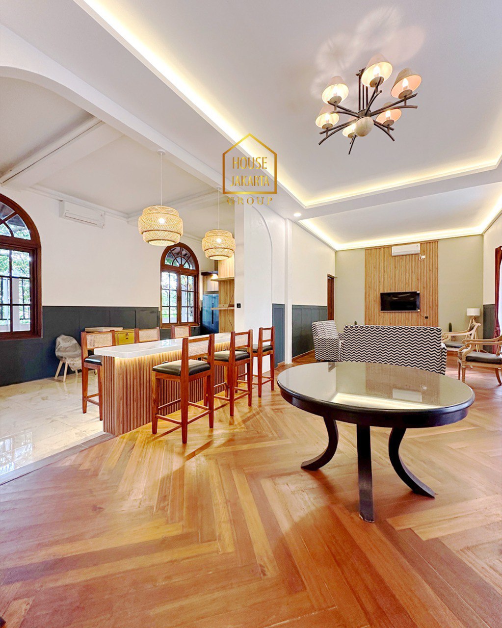 HS1989 FOR SALE: CILANDAK: Rumah Mediteranian Fully Furnished. Nice Pool & Architects. Bentuk Tanah Ngantong. Parkir bisa 7 Mobil