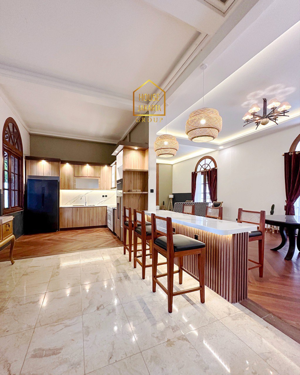 HS1989 FOR SALE: CILANDAK: Rumah Mediteranian Fully Furnished. Nice Pool & Architects. Bentuk Tanah Ngantong. Parkir bisa 7 Mobil