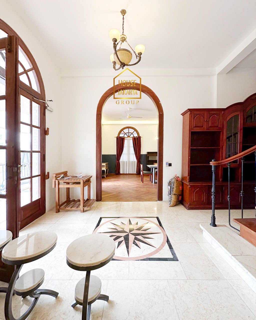 HS1989 FOR SALE: CILANDAK: Rumah Mediteranian Fully Furnished. Nice Pool & Architects. Bentuk Tanah Ngantong. Parkir bisa 7 Mobil