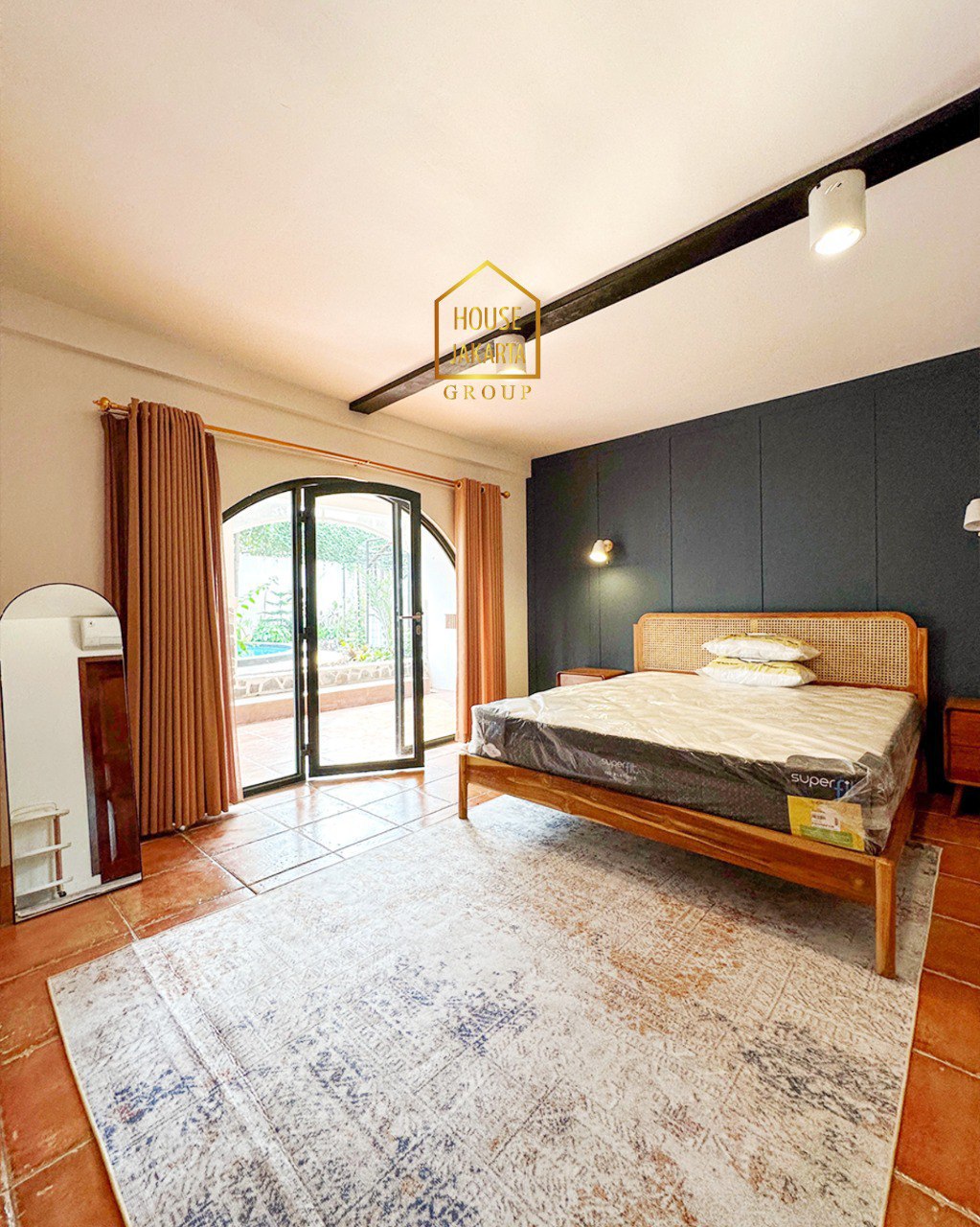 HS1989 FOR SALE: CILANDAK: Rumah Mediteranian Fully Furnished. Nice Pool & Architects. Bentuk Tanah Ngantong. Parkir bisa 7 Mobil