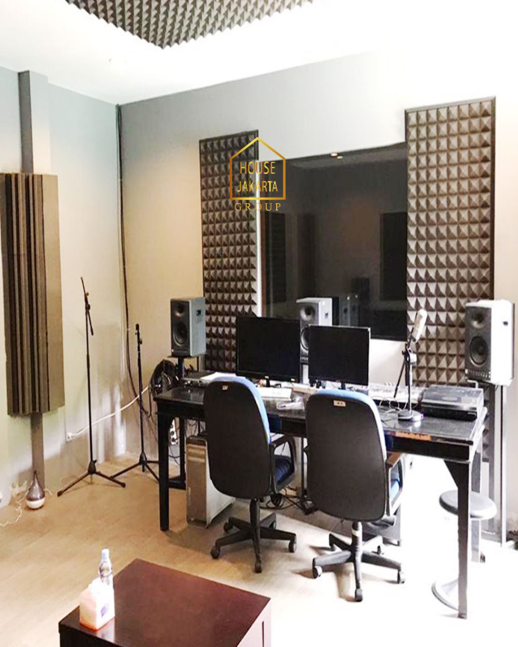 HS1990 FOR SALE: KEMANG. Rumah Murah Harga di Bawah NJOP. Ada Pool Kolam Renang dan Taman. 