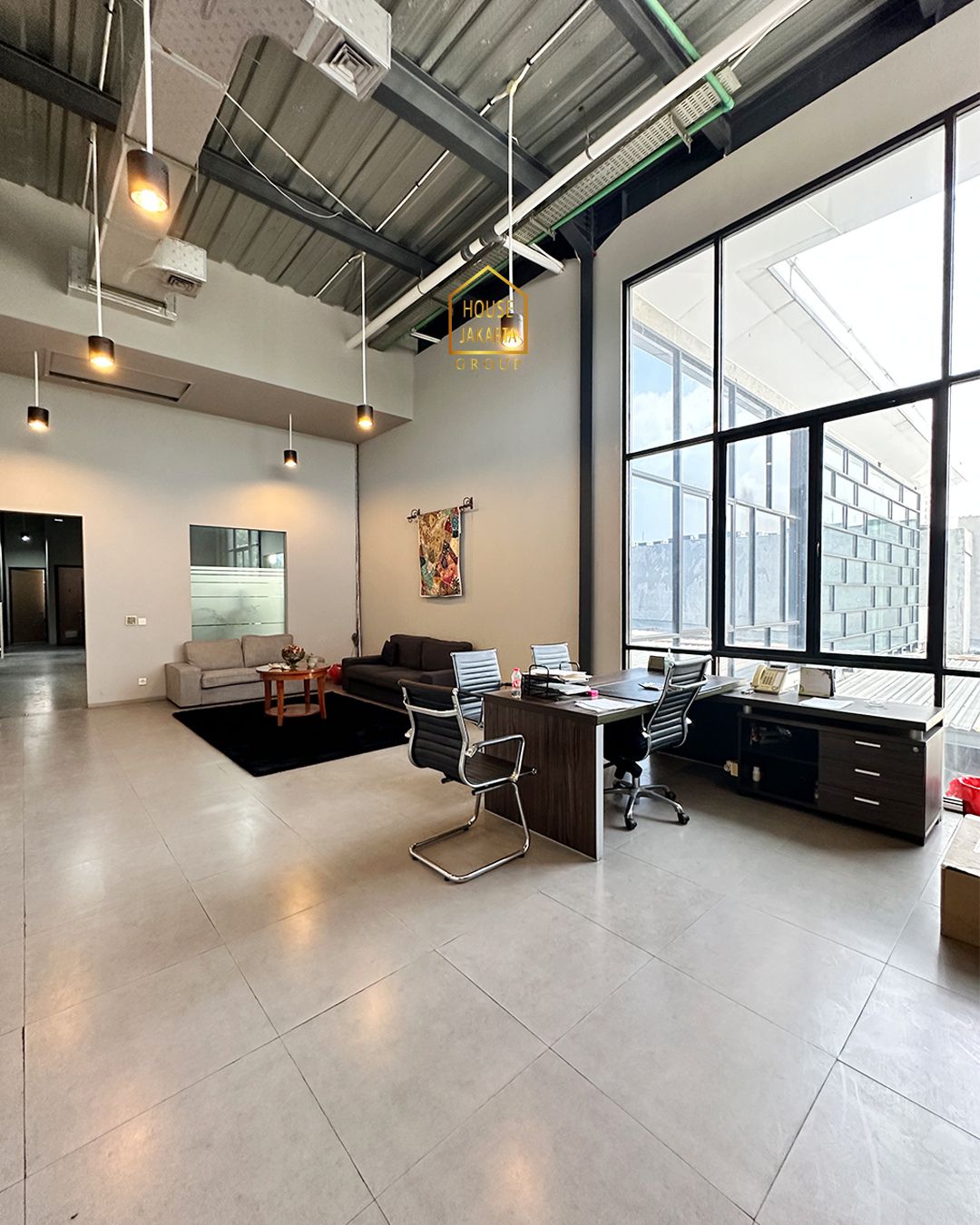 CS2005 FOR SALE: JALAN PANJANG - KEBAYORAN LAMA, DEKAT PERMATA HIJAU. KOMERSIAL GEDUNG 2 LANTAI SIAP PAKAI PLUS TANAH TERLUAS, JARANG ADA. BISA UNTUK WAREHOUSE, GUDANG, SEKOLAH, CLUSTER, TOWNHOUSE