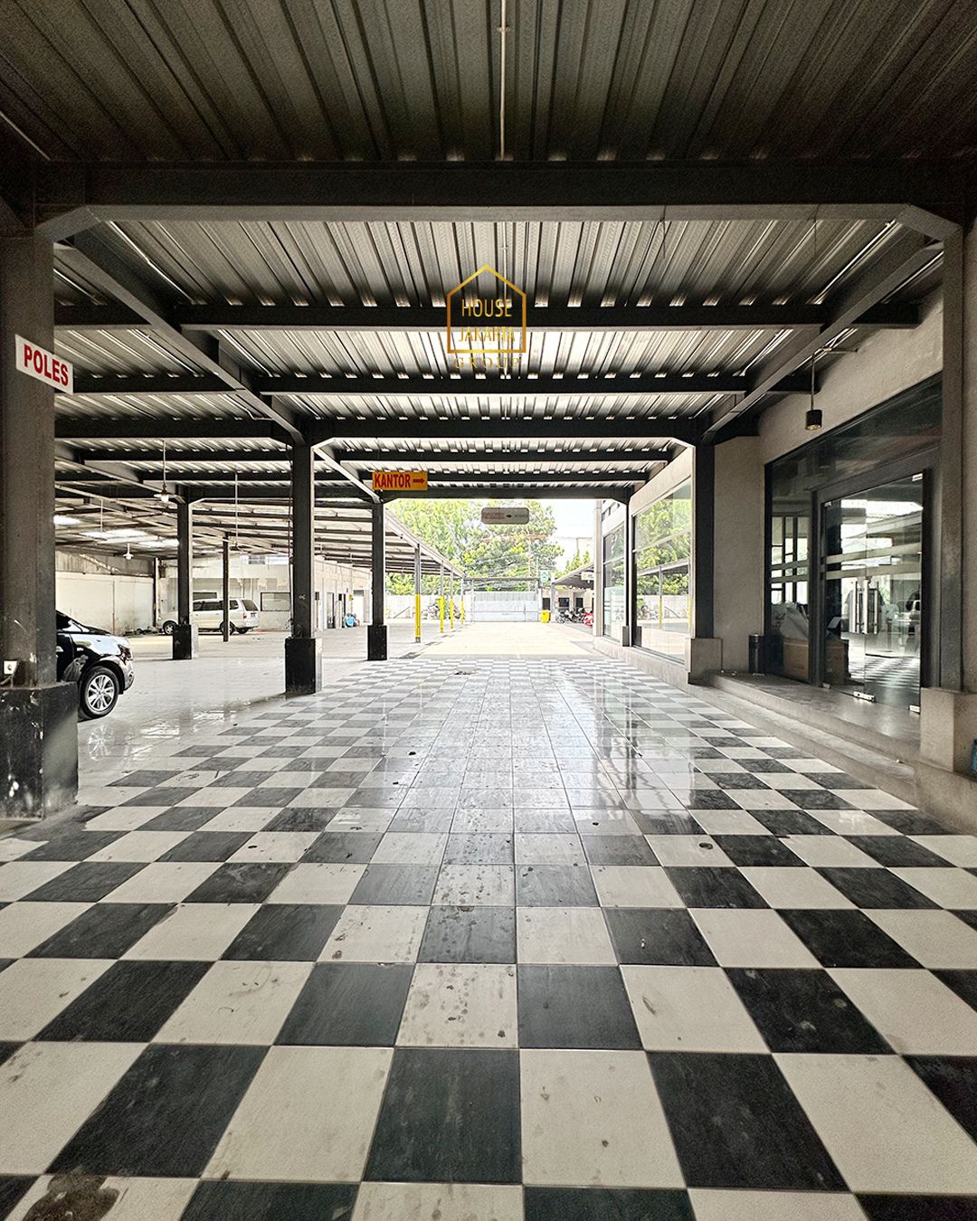 CS2005 FOR SALE: JALAN PANJANG - KEBAYORAN LAMA, DEKAT PERMATA HIJAU. KOMERSIAL GEDUNG 2 LANTAI SIAP PAKAI PLUS TANAH TERLUAS, JARANG ADA. BISA UNTUK WAREHOUSE, GUDANG, SEKOLAH, CLUSTER, TOWNHOUSE