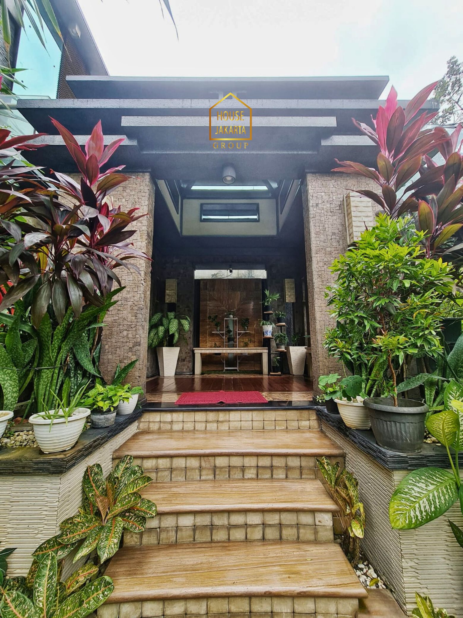 HS2011  FOR SALE: PONDOK INDAH. NEWLY RENOVATED HOUSE, TROPICAL  GARDEN, SWIMMING POOL, BASEMENT