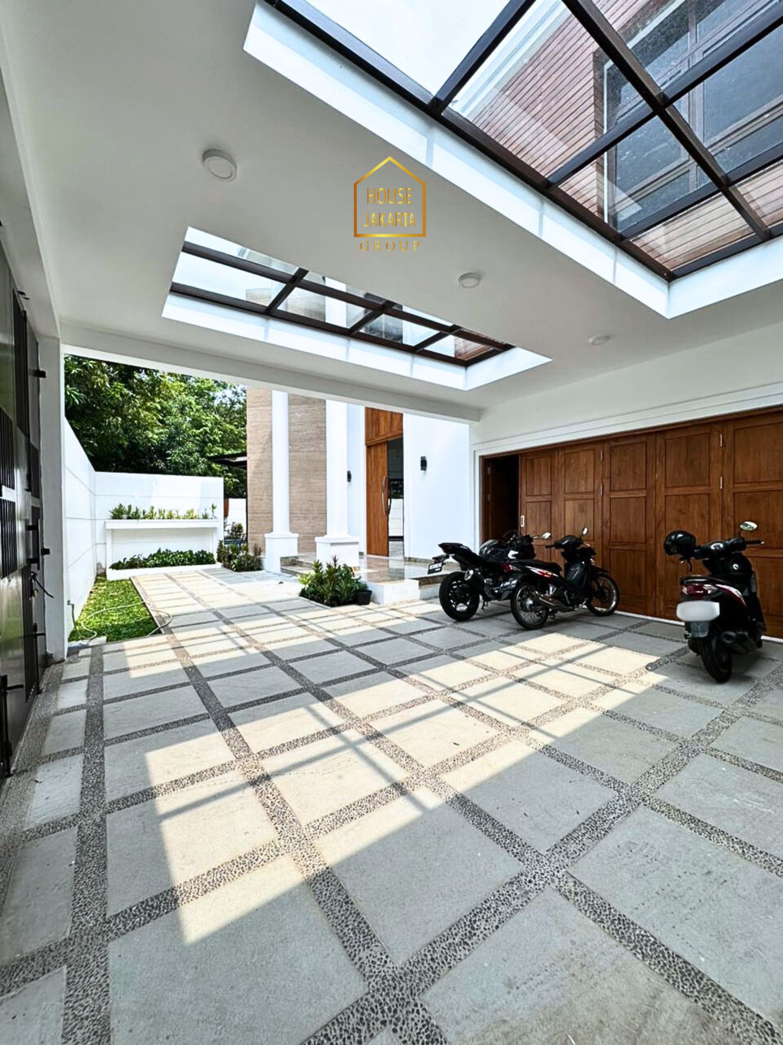 HS2013  FOR SALE: KEBAYORAN BARU. BRAND NEW HOUSE , PRIVATE LIFT,  SWIMMING POOL, AKSES JALAN LEBAR, POSISI HOEK