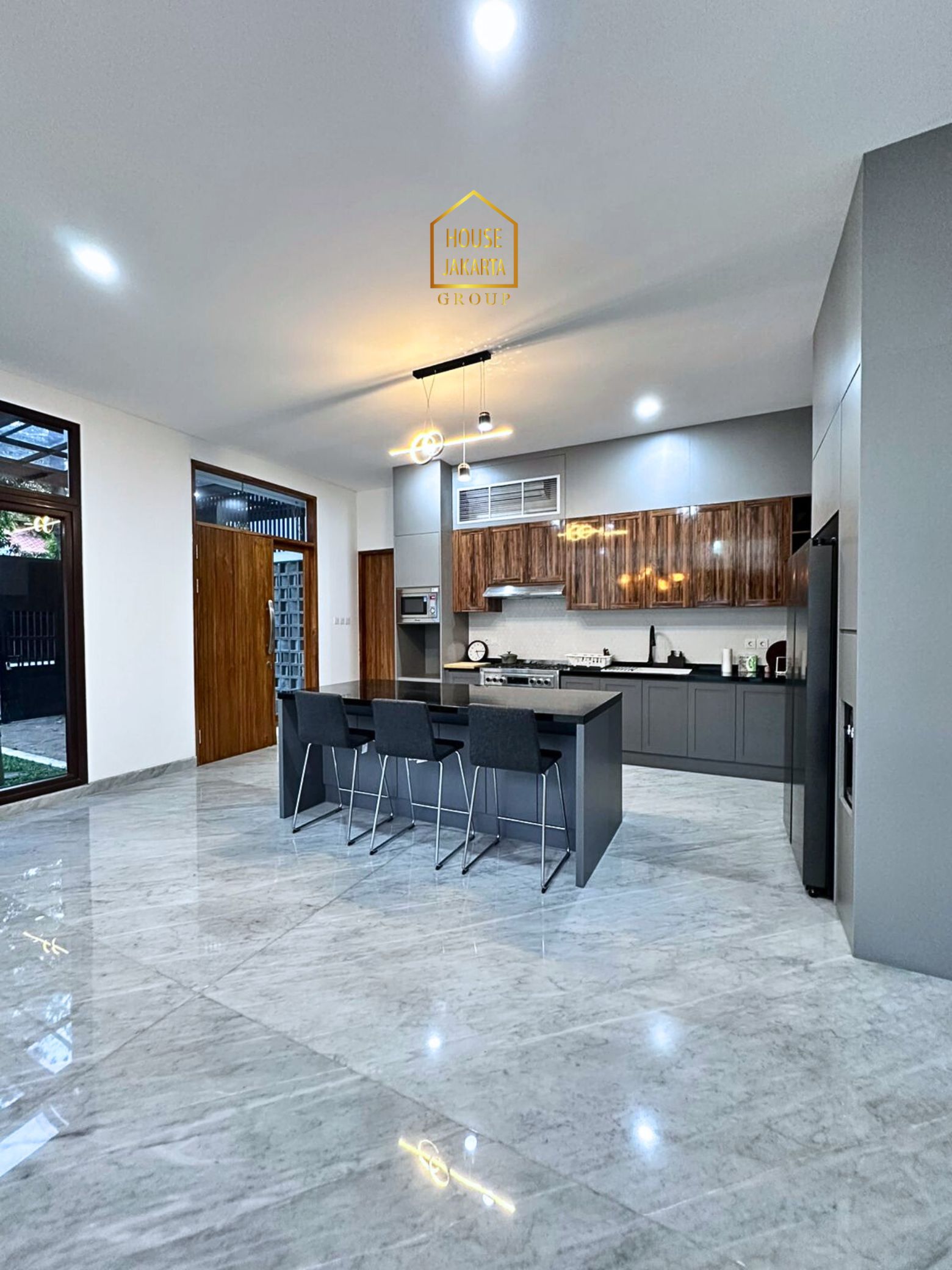 HS2013  FOR SALE: KEBAYORAN BARU. BRAND NEW HOUSE , PRIVATE LIFT,  SWIMMING POOL, AKSES JALAN LEBAR, POSISI HOEK