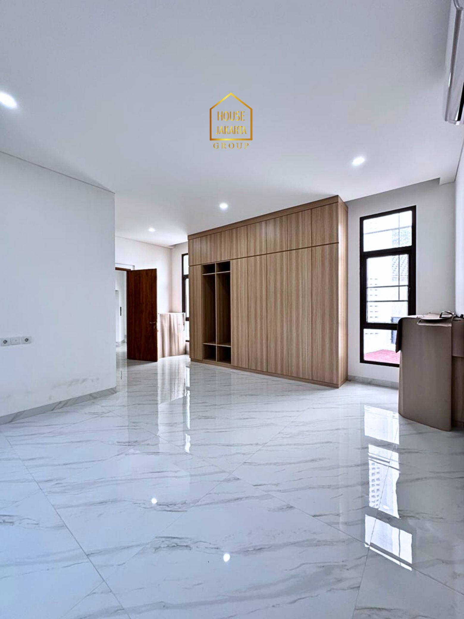 HS2013  FOR SALE: KEBAYORAN BARU. BRAND NEW HOUSE , PRIVATE LIFT,  SWIMMING POOL, AKSES JALAN LEBAR, POSISI HOEK