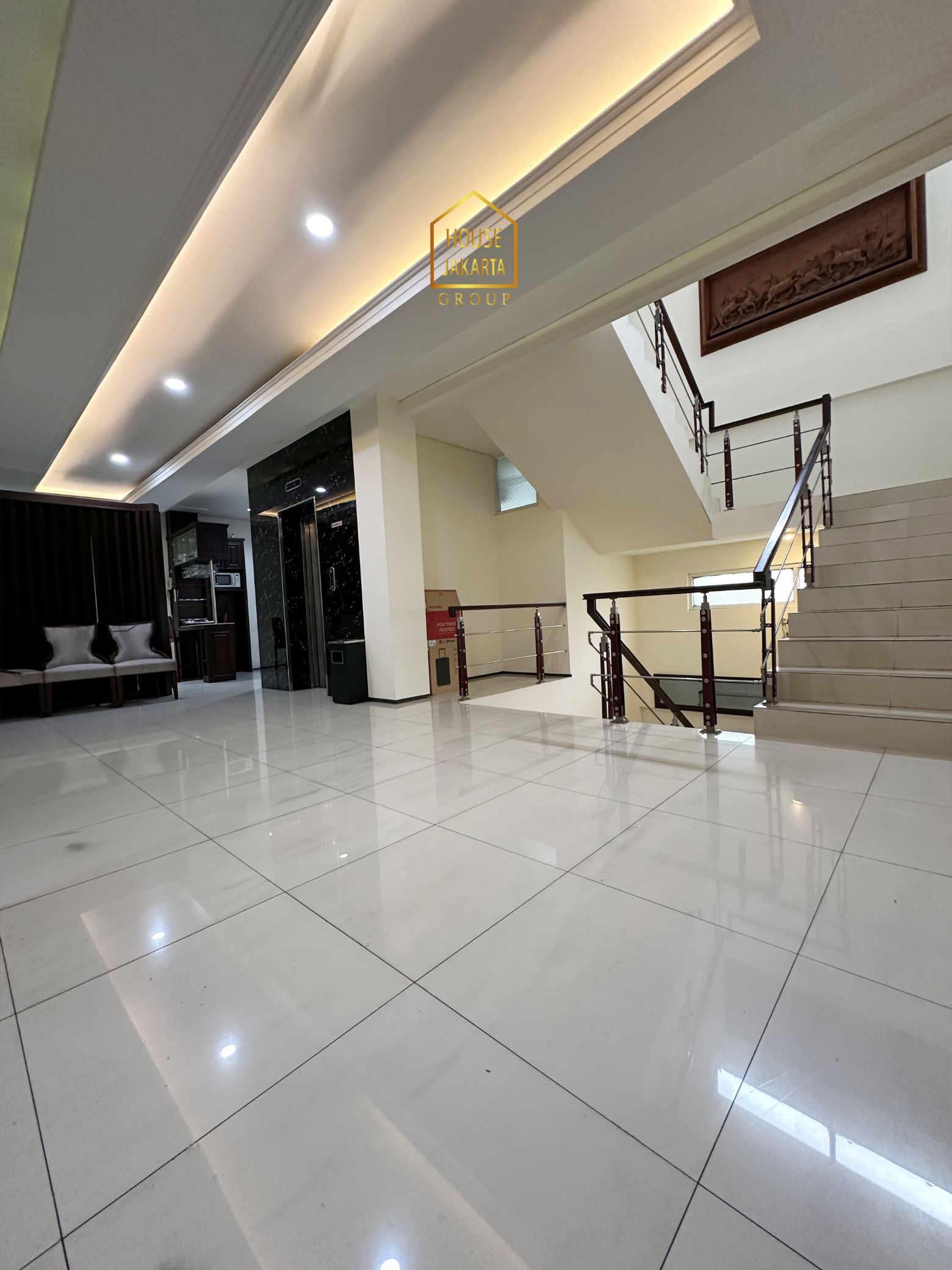 OS2014  FOR SALE : KEMANG. GEDUNG KANTOR 3 LANTAI + BASEMENT, FULLY  FURNISHED, PARKIR 7 MOBIL