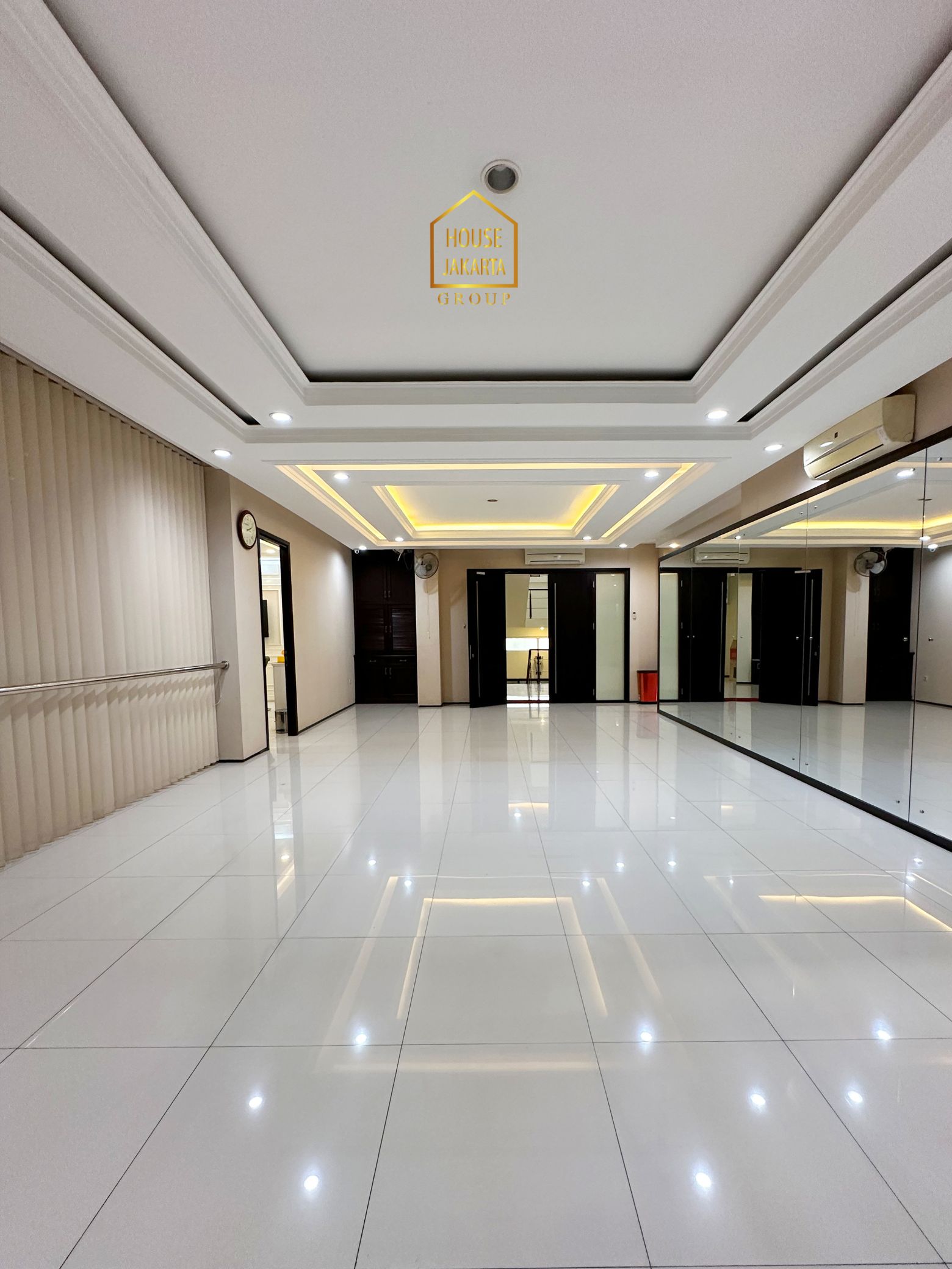 OS2014  FOR SALE : KEMANG. GEDUNG KANTOR 3 LANTAI + BASEMENT, FULLY  FURNISHED, PARKIR 7 MOBIL