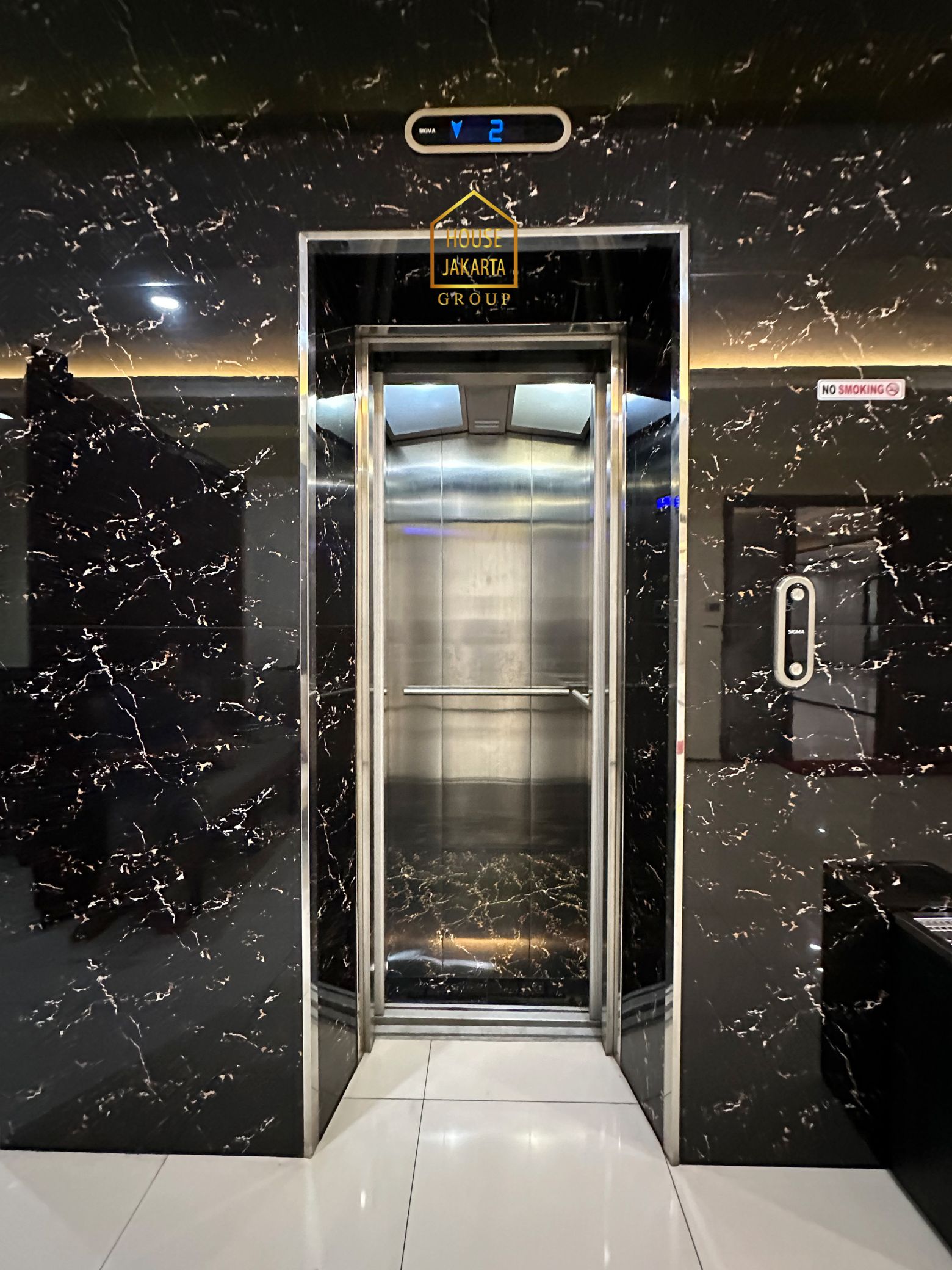 OS2014  FOR SALE : KEMANG. GEDUNG KANTOR 3 LANTAI + BASEMENT, FULLY  FURNISHED, PARKIR 7 MOBIL